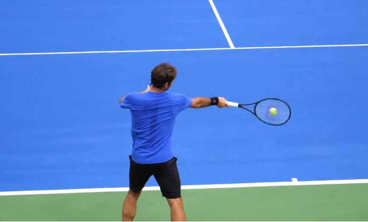 Rogger tennis forhand